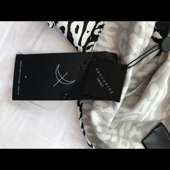 The Fifth Animal print Romper size xs NWT - Picture 4 of 5